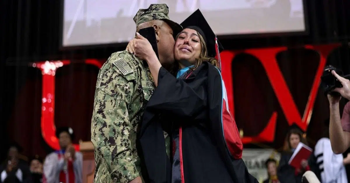 Navy Dad’s Heartwarming Surprise at Daughter’s Graduation After Long Deployment