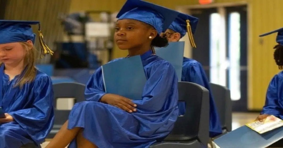 Kindergarten Girl at Graduation Goes Viral – She Takes the World by Storm!