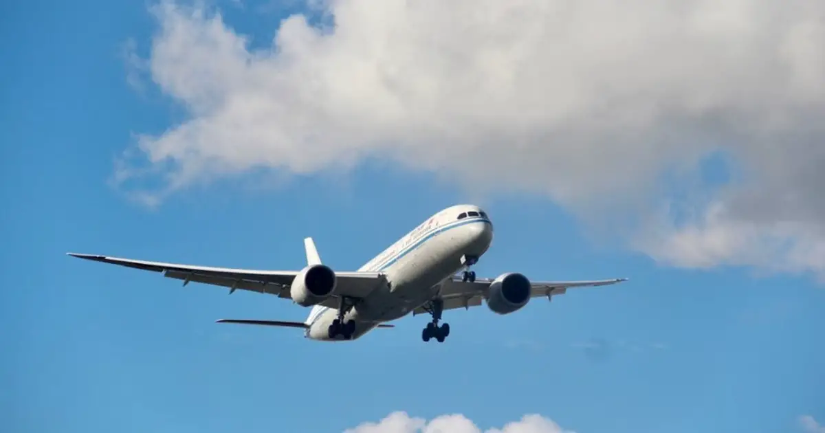 airplane flying